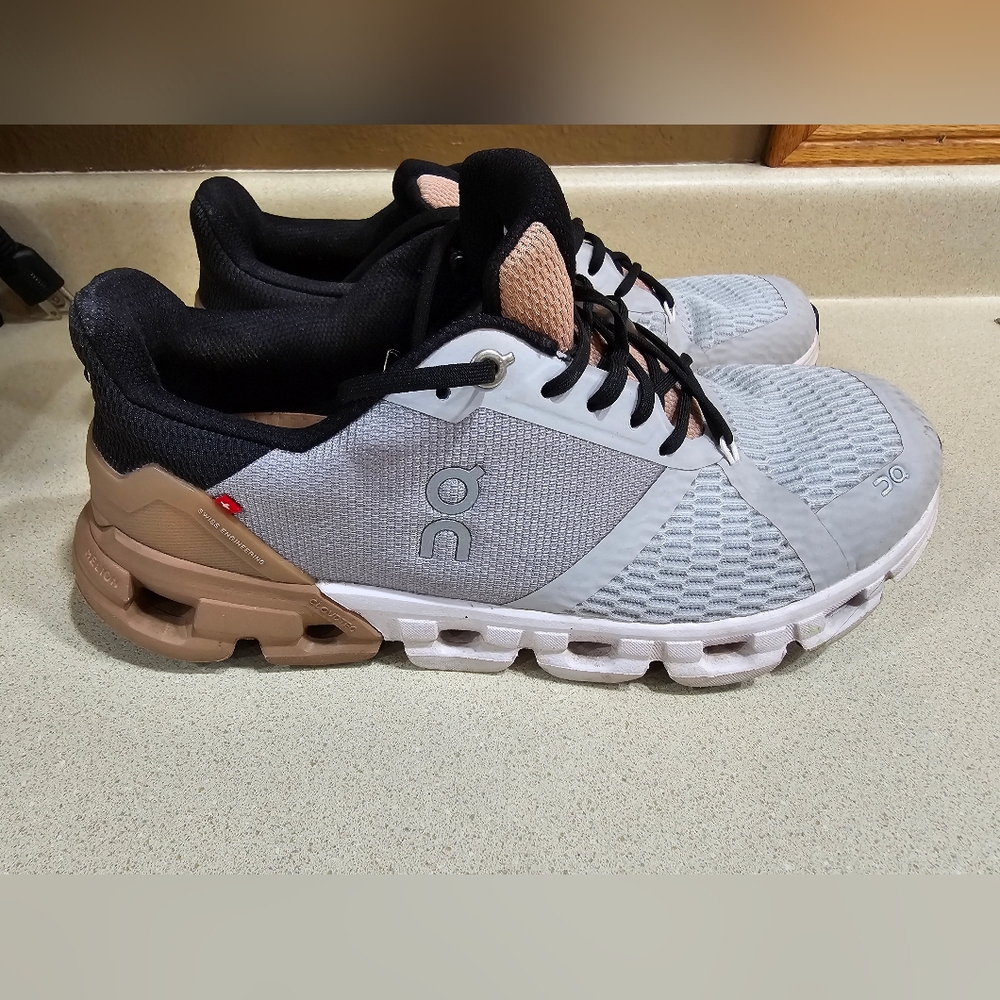 Womens Cloud Flyer On Shoes